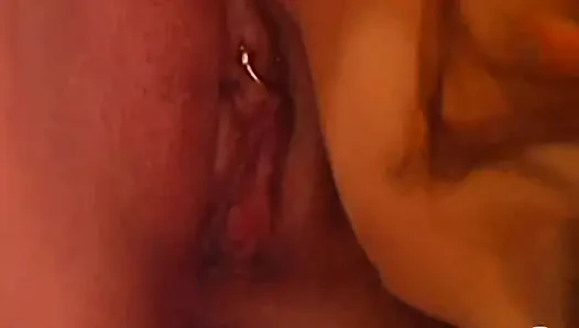 Brigitta Bui bir vajina yalıyor ve büyük bir penis tarafından poposu sikiyor