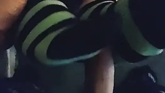 Sockjob pergelangan kaki yang sangat seksi & handjob kaus kaki