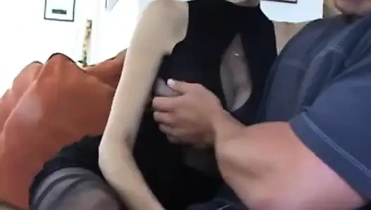 Tara moon fickt im wohnzimmer mit ihrer haarigen muschi
