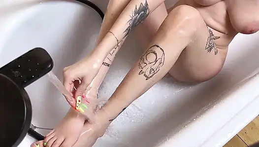 Masturbation in the Bath, a Jet of Water Make Me to Cum