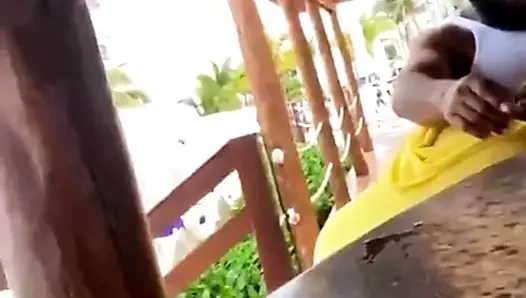 La abuela chupando polla en resort