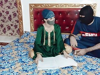 美丽的巴基斯坦女孩与她的老师发生性关系以通过考试