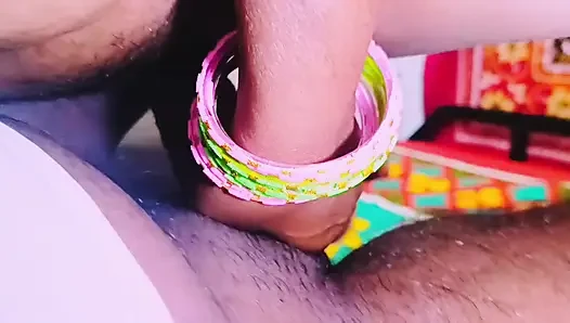 Hintli teyze doğal olmayan bir yarakla sikişiyor.