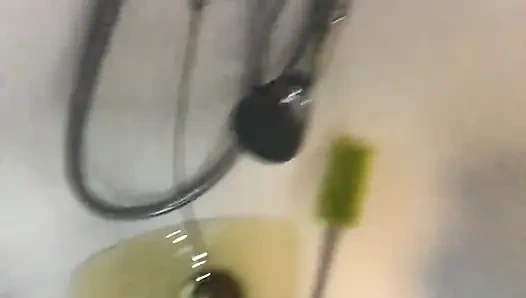 Çıplak bacaklarıma işiyorum