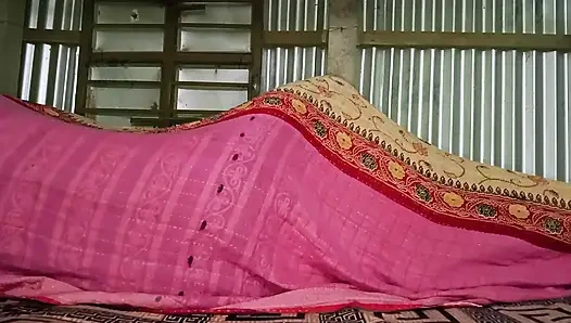 Üvey erkek ve üvey kız kardeş aynı yatağı paylaşıyor