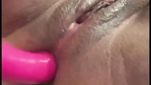 Banyo evinde sessiz olmaya çalışıyor, amcık ve anal oyun