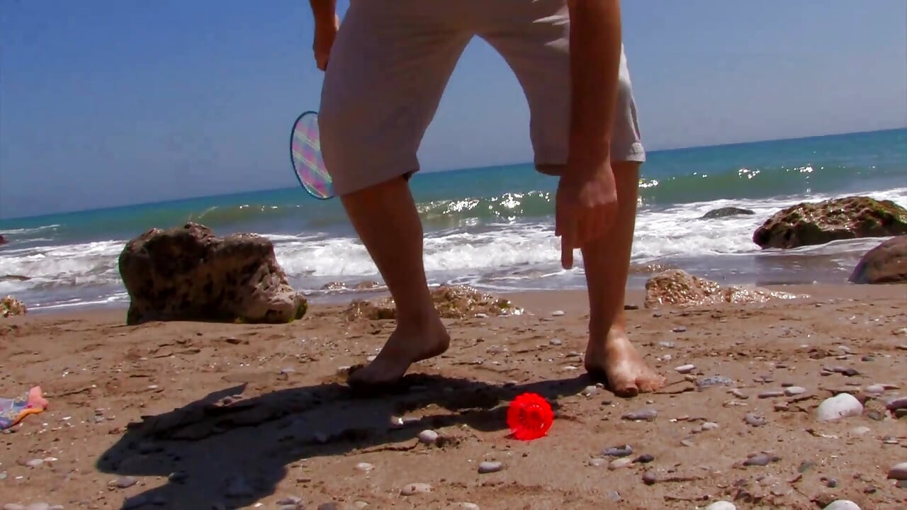 Se distrează cu două puli la mare, futută în toate găurile