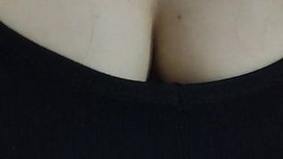 Une fille sexy montre ses seins