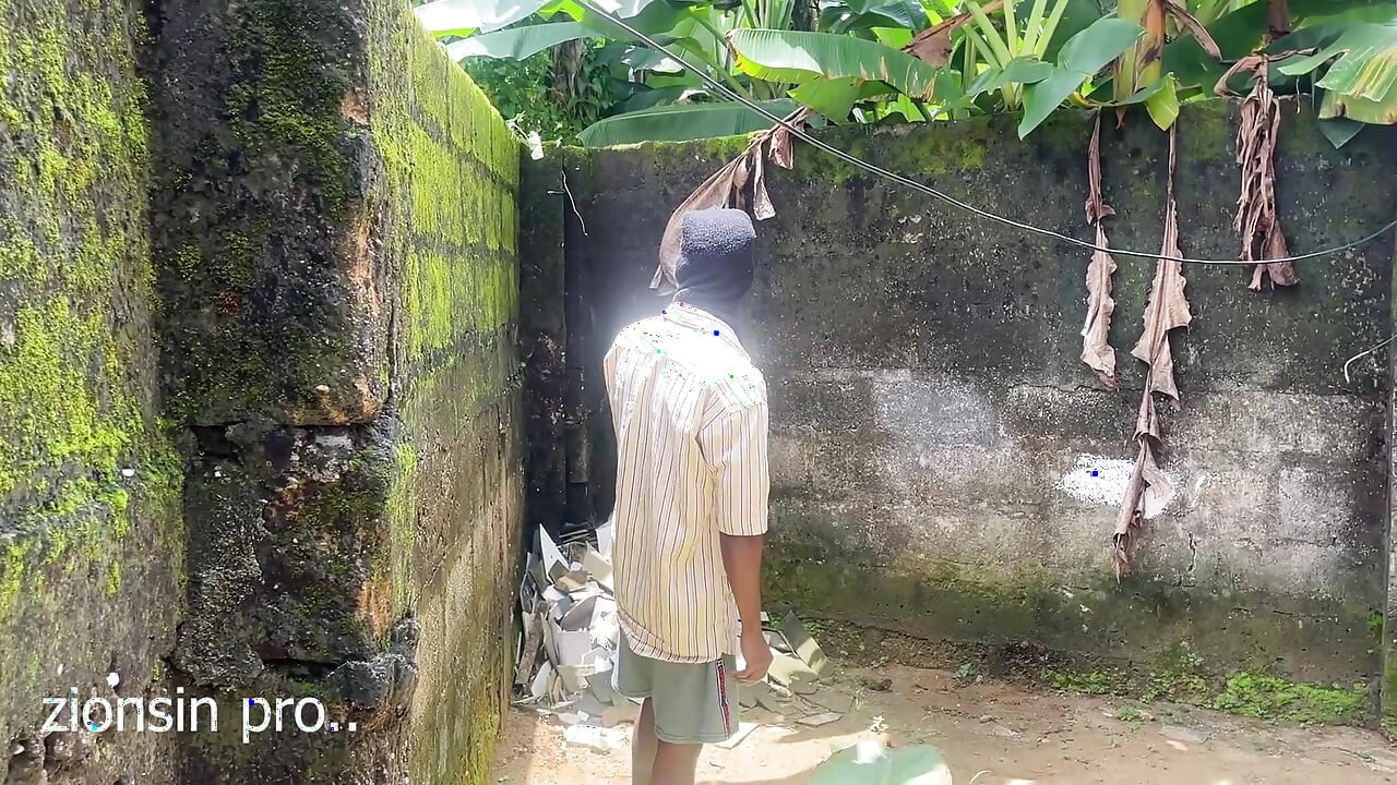 Eu estava tão excitada que organizo um encontro de foda no quintal com a enteada dos meus proprietários em nosso quintal. Acontece que tão bem.
