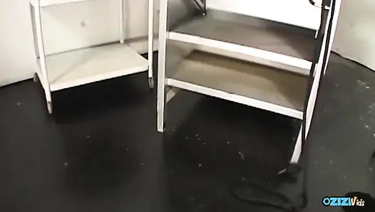 Diese blondine sieht ein bisschen billig aus, aber ihr körper ist ganz oben