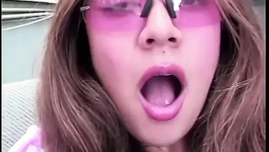 Geile brünette wickelt ihre lippen um einen langen vibrator