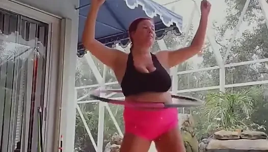 Regentags oben-ohne training am pool! Wären Sie mein persönlicher Trainer?