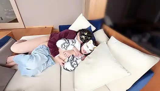 İlişkilik odasının kanepesinde tutkulu bir öpücük paylaşır ve derin aşklarını paylaşmak için seks yapmaya başlarlar.