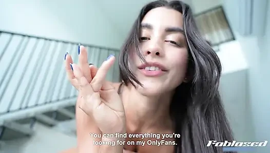 Gadis imut telanjang menjadi gila dengan kesenangan!