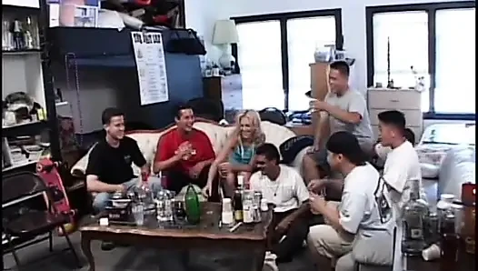 Küçük memeli sarışın fahişe her zaman üçlü sekse hazır çifte sikişiyor