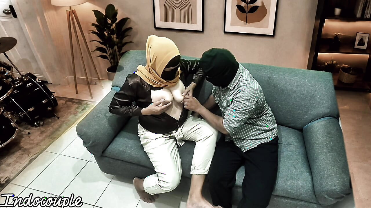 Teman kantor muslim berhijab dan bosnya untuk promosi jilat memek berbulu dan nyepong kontol dan ngentot memek becek