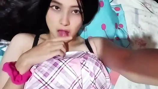 Aku dientot habis-habisan sama ayah tirinya di kamar mandi, dan dia melucuti kondomnya supaya aku hamil (rekaman seks asli)