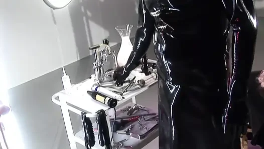 Blonde blondine wird zu dritt gefickt und angepisst