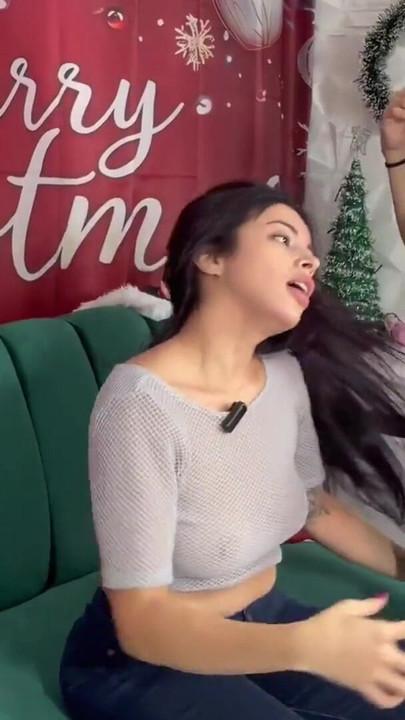 Dua wanita menggosok seluar panas mereka | Klip 2