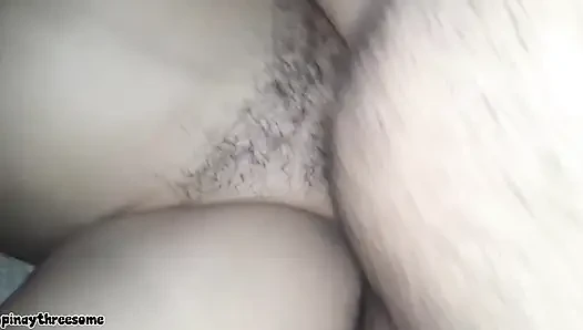 Suami merekam ketika memek istri muncrat. Threesome memek basah