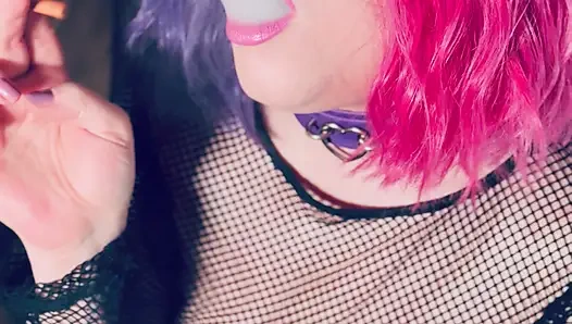 Eine hübsche in rosa prinzessin Tina Snua, chain raucht 2 Zigaretten mit match Light ups - rauchende raucher