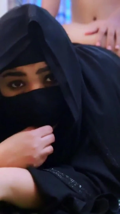 khadimat saeudiat muslimat tumaris aljins mae mudiriha fi aleamal eindama kanat mukhtiatan fi aleamal | Clip 2
