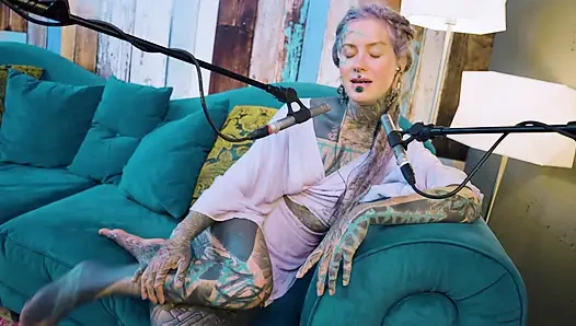 B hakkında konuşuyorum - bordem - asmr podcast sfw konuşuyor gotik sıska kız dreadlocks dövmeli model dövmeli kız