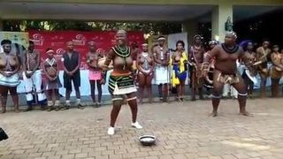 Menina africana peituda e cara gordo fazendo algum tipo de show