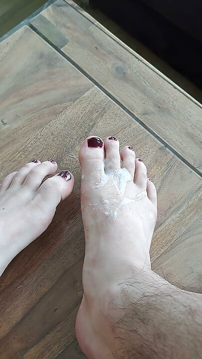Take off my Socks and cum on my Feet