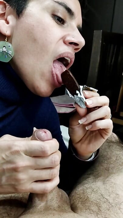 빨고 따먹기 그녀가 좋아하는 초콜릿에 정액!