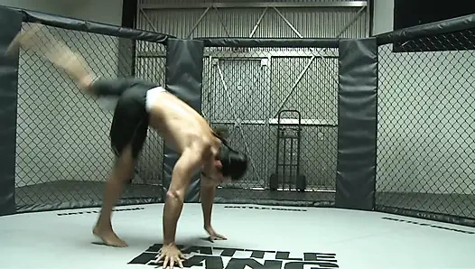 Genç amcığın güzel neşeli amcığı dev sert çarpma için geniş bir şekilde titreşiyor