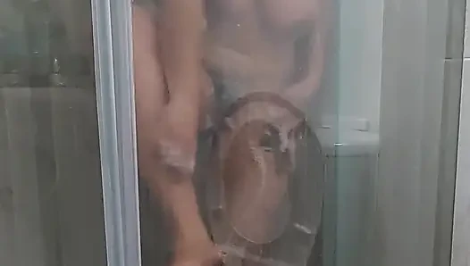 Мастурбация в душе с волосатой вагиной