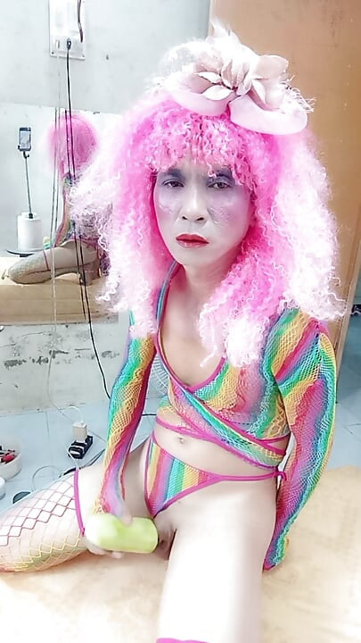 트랜스젠더 Le가 섹시한 옷을 입고 인공 가슴으로 성적인 플레이를 한다.
