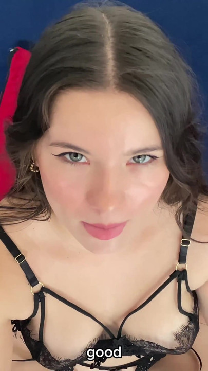 لحظة عاطفية من "جلسة تصوير ملابس داخلية لعارضة OnlyFans تخرج عن نطاق السيطرة - نهاية سعيدة"