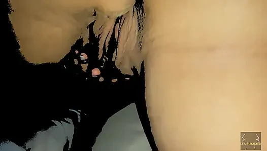 İri göğüslü orta yaşlı seksi kadın onu sikmek niyetiyle 70 yaşındaki üvey babasına büyük götünü, büyük amını ve göğüslerini gösteriyor.