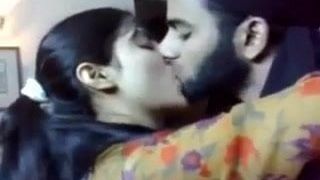 Pakistańska facet Molvi całuje dziewczynę