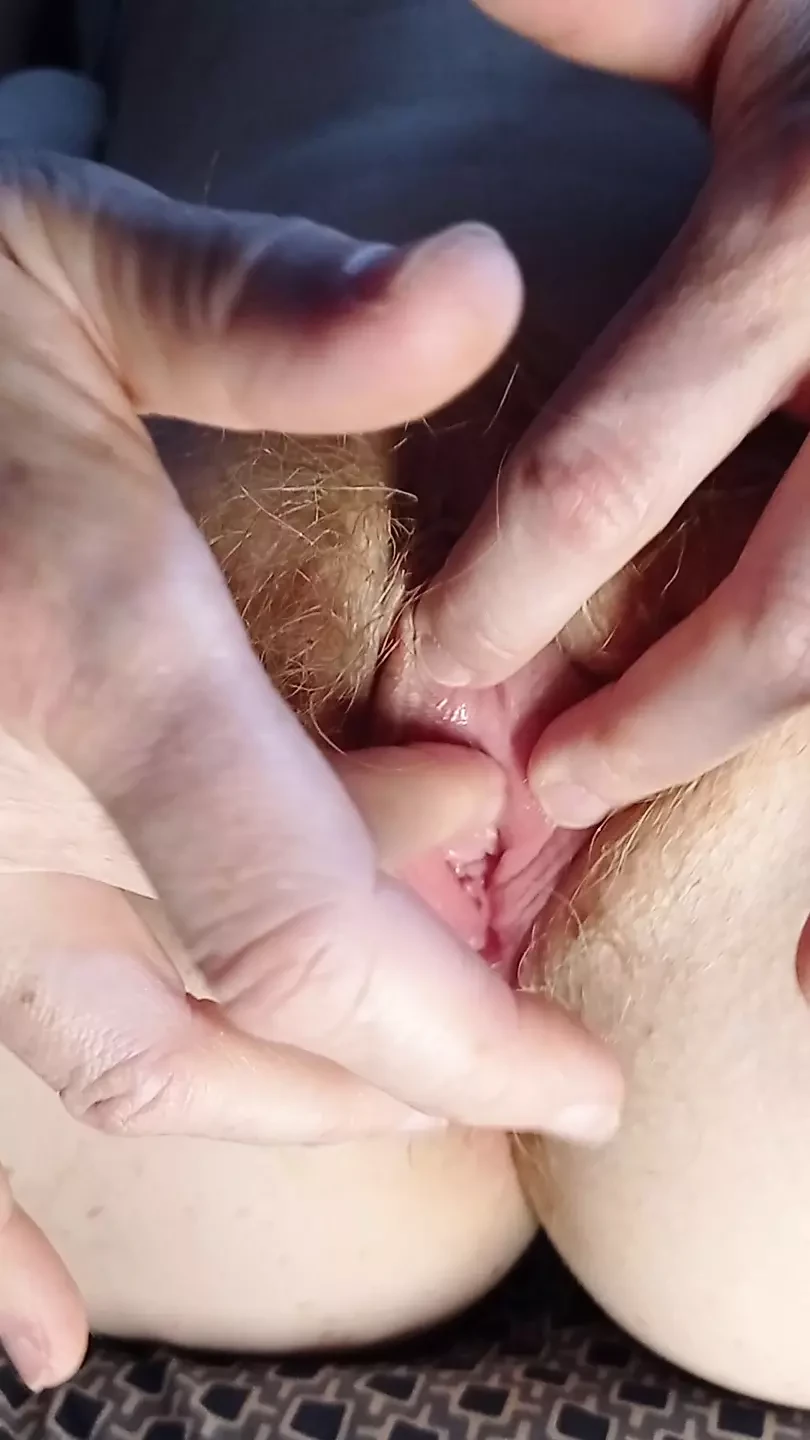 Tôi vuốt ve cái lồn đỏ của tôi 2