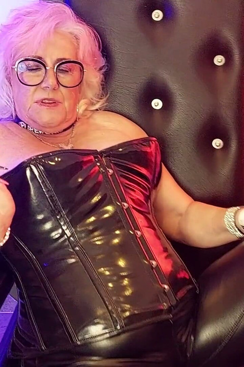 Mit latex verkleidete reife domina knackt peitsche in ekstatischen Posen