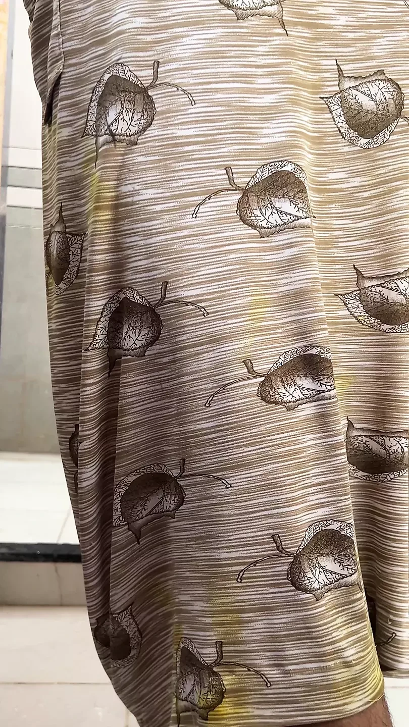 Komal ghar par nahin thi, pati ne kachre vale aadmi ko andar bulaya aur bathroom men chudaee shuroo kar di