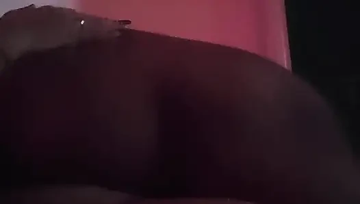 Hintli seksi kız büyük göğüslerini emiyor ve tam sert seks