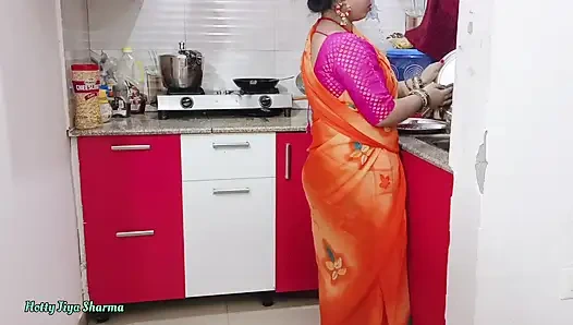 Desi bhabhi kitchen meBartan Dho rahi thi tabhi devar ne piche se bhabhi ki le li