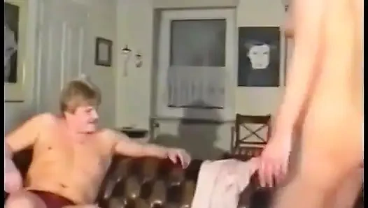 Cewek sange ini suka banget memeknya dijilat sebelum dientot habis-habisan di seks threesome