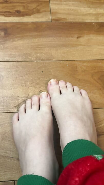 le beau-père enlève le vernis à ongles de ses petites chéries