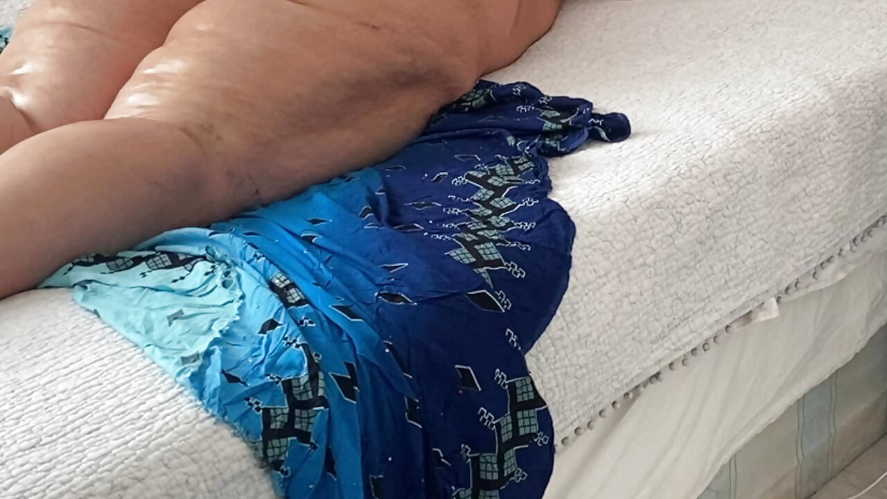 Hot Oil Milf Τρίψτε το διαφυλετικό σεξ χωρίς καπότα