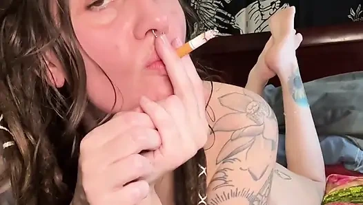 Cewek seksi ini lagi asik merokok sampai telan spermanya sampai menganga lebar