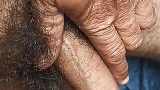 Hombre indio de mediana edad masajea sus pennis con aceite y gel