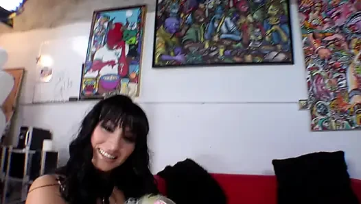 Ateşli piliç amcığının sert rampalı amcığı spermle dolu minik görünüyor