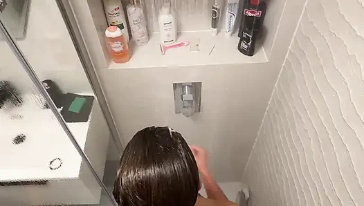 Вуайерист в видео от первого лица: миниатюрная жена принимает душ и бреет