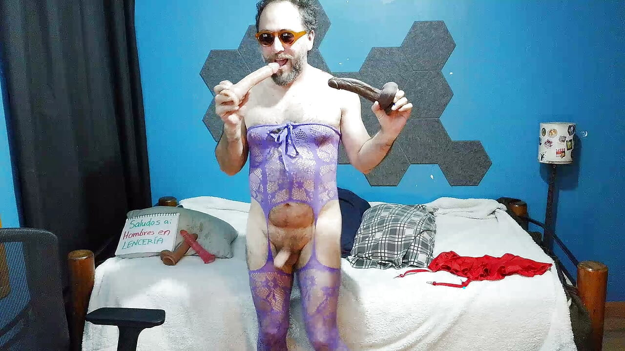 치마 입은 수염 난 작은 년