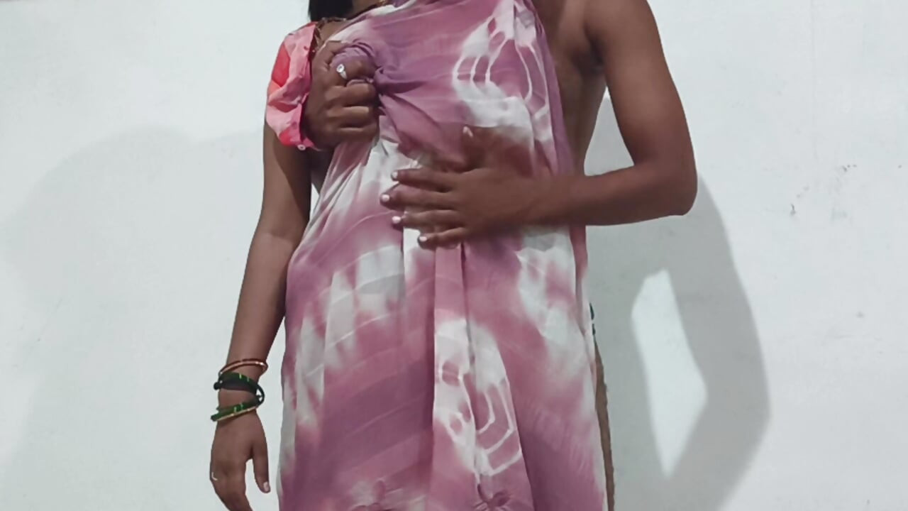 Seeing the finger being done, I stood up and then fucked fiercely and my sister-in-law's pussy was cut into two pieces.